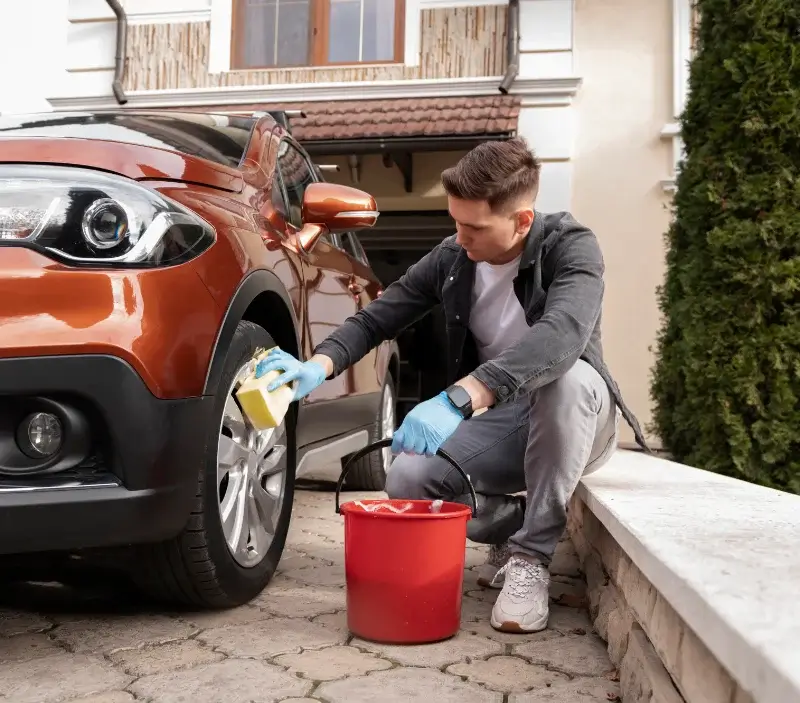 Lavage auto à domicile Saint-Étienne-du-Bois : professionnel intervenant sur un véhicule